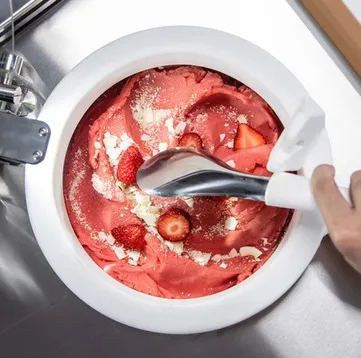 Akullore me luleshtrydhe në makinën Gelato System